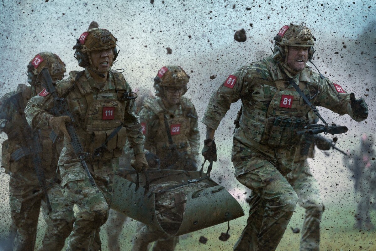 Netflix《侵略机器》:艾伦·里奇森硬核出击,百分钟激战外星威胁,肾上腺素飙升!