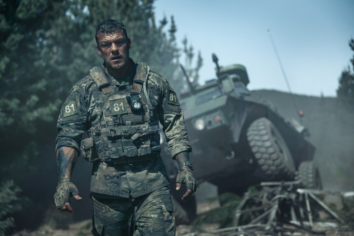 Netflix《侵略机器》:艾伦·里奇森硬核出击,百分钟激战外星威胁,肾上腺素飙升!