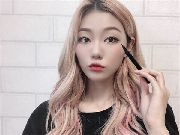 23岁正妹Berry，Cos娜美不科学身材爆红