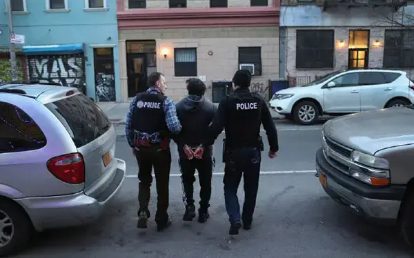 父亲被埋在操场,儿子被埋在网络