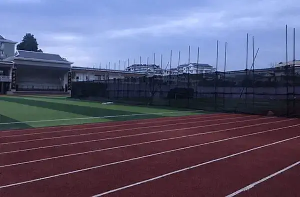 父亲被埋在操场,儿子被埋在网络